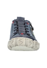 Baskets bleu marine avec une tige en cuir texturé, devant à lacets, accents rouges et fermeture éclair. Semelle en caoutchouc crème épaisse avec motif de crampons.