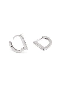 Pendientes de aro de plata con un diseño elegante que presenta una fila de pequeños cristales integrados a lo largo de un lado y un acabado pulido.