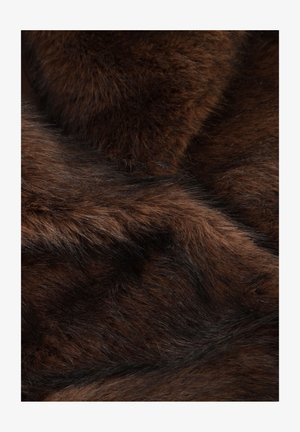 Bruine nepbont stof met een dichte, zachte textuur, in verschillende tinten van licht naar donkerbruin, die een rijke, gelaagde uitstraling creëren.