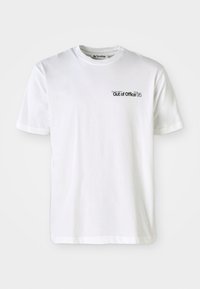 Weißes Baumwoll-T-Shirt mit kurzen Ärmeln und Rundhalsausschnitt, mit schwarzem Text "Im Urlaub - Abwesenheit seit 95" auf der linken Brust.