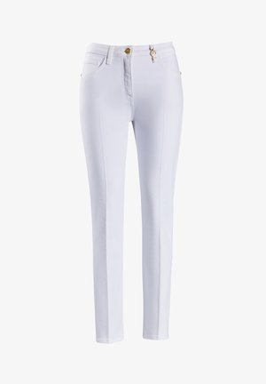 Hvide denimbukser med slim fit, forlommer, en gylden knaplukning og subtile stikninger. Glat tekstur med et minimalistisk design.