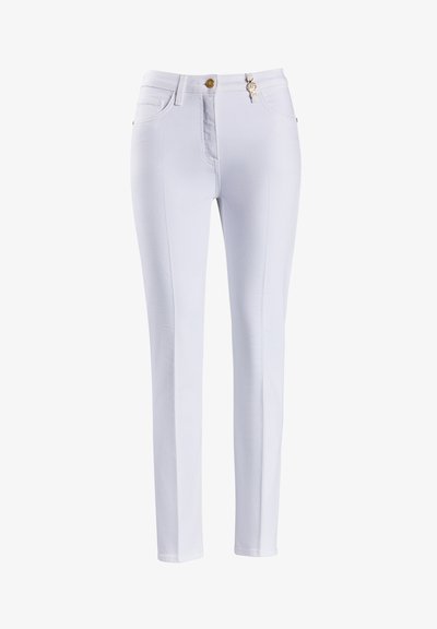 Pantalones de mezclilla blancos con corte slim, bolsillos frontales, cierre con botón dorado y detalles de costura sutiles. Textura suave con un diseño minimalista.