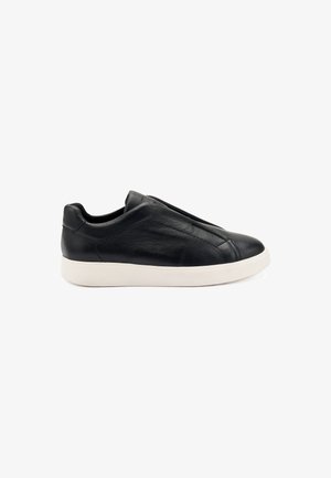 Sneaker slip-on in pelle nera con una texture liscia, caratterizzato da una suola in gomma bianca e un design minimalista. Accentuato da dettagli delle cuciture.