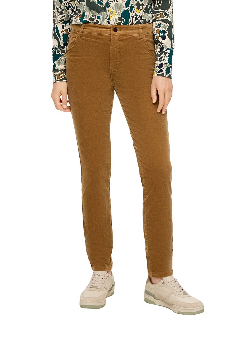 Bruine corduroy broek met een slim fit, met voorzakken en een knoopsluiting, gecombineerd met licht tan sneakers.