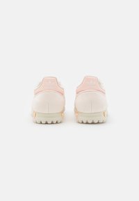 Sneakers Adidas rosa e crema con tomaia in suede, caratterizzati da un design morbido, dettagli bianchi e suole in gomma texturizzata.