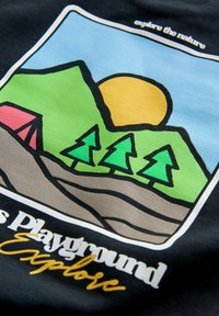 Tessuto nero con un design grafico colorato che include montagne, alberi e un sole. Il testo recita "esplora la natura" e "parco giochi."