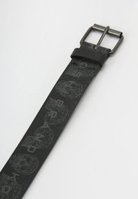 Zwarte synthetische riem met een geometrisch patroon in grijs, voorzien van een metalen gesp en een lus voor een veilige sluiting.