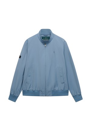 Jasnoniebieska kurtka na suwak ze stojącym kołnierzem, elastycznymi mankietami i dołem, dwoma przednimi kieszeniami na guziki oraz małym logo na piersi.