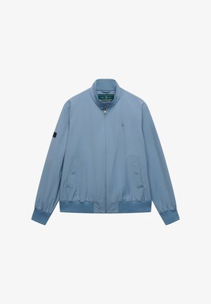 Lichtblauw jack met rits en opstaande kraag, elastische manchetten en zoom, twee voorzakken met knopen, en een klein logo op de borst.