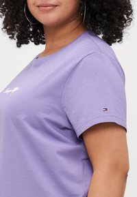 Tommy Hilfiger Curve CLASSIC SCRIPT TEE - T-Shirt print - lavender ash