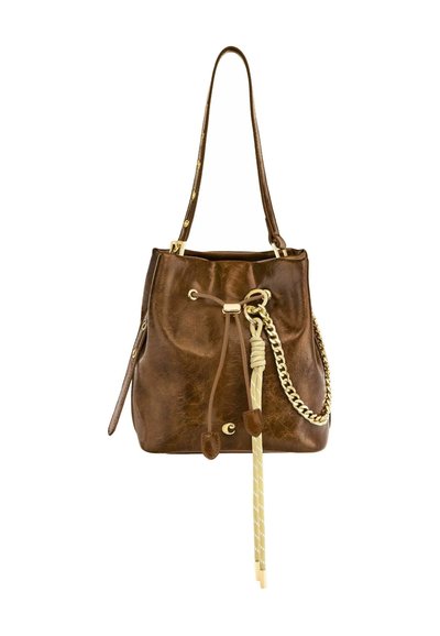 Rjava usnjena torbica s trakovi za zavezovanje, dolgim trakom, zlato verižico in bež vrvico, povezano spredaj.