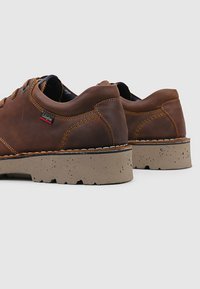 CallagHan Chaussures à lacets - camel