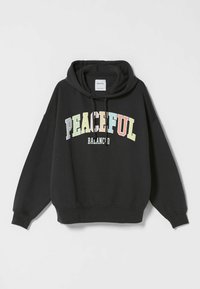 Czarna bluza z kapturem z dużym, wielokolorowym napisem "PEACEFUL" i napisem "BALANC'D". Posiada kaptur z regulowanym sznurkiem oraz ściągacze na mankietach i dole bluzy.