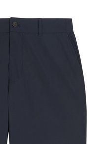 Dunkelblaue Hose mit Knopfverschluss, flachen Fronttaschen und glatter Textur. Der Stoff wirkt leicht und strapazierfähig, mit dezentem Nähten.