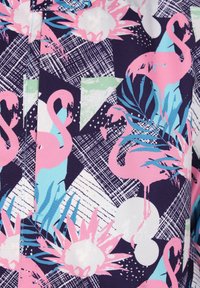 Mønstret stof med lyserøde flamingoer, blomster og geometriske former i marineblå, pastellpink, lyseblå og grøn. Glat tekstur.
