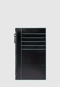 Schwarzer Lederkartenhalter mit sechs Fächern, Reißverschlusstasche und kontrastierenden hellblauen Nähten und Kanten. Glatte Textur, minimalistisches Design.