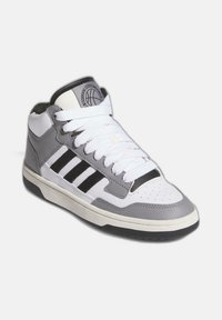 Scarpa da basket alta in pelle grigia e bianca, con strisce nere, punta arrotondata e suola in gomma testurizzata. Spesse stringhe bianche.