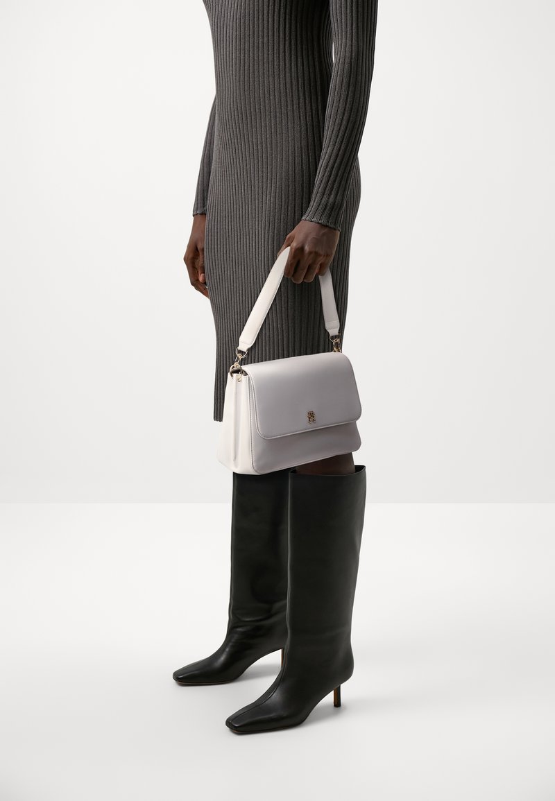 Tommy Hilfiger - SHOULDER BAG - Handbag - ecru, Enlarge