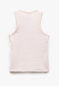 Ljust rosa ärmlös ribbad linne med rundad halsringning och ren fåll. Mjuk textur och minimalistisk design.