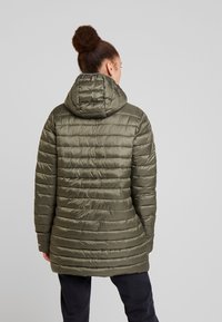 Olivgrön puffjacka med huva, med en kviltad design och medellång längd, tillverkad av glansigt, slätt material.