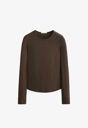 Barna bordázott, hosszú ujjú felső, kerek nyakkivágással és enyhén karcsúsított fazonnal, oldalvarrásokkal, amelyek textúrát és formát adnak.