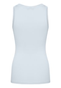 Világoskék, ujjatlan trikó. Simaságával és testhezálló formájával készült. Nincs rajta minta vagy díszítés; a nyaka és a karikái befejezett élekkel rendelkeznek.