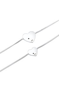 Silverarmband med två hjärtformade hängen, ett större och ett mindre, graverade med "925" på släta ytor. Kedjan har en vävd design.