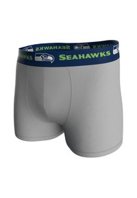 Szare bokserki z granatowym pasem w talii ozdobionym logo "Seahawks" i zielonymi akcentami. Gładka faktura, dopasowany krój i elastyczny materiał.