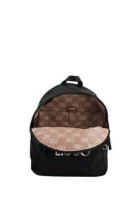 Zaino nero con una texture liscia, logo dorato sul davanti e interno beige con motivo. Presenta una maniglia superiore e chiusura con zip.