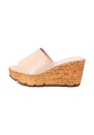 Sandalo wedge in pelle beige con design open toe, sottopiede in sughero texturizzato e suola in gomma marrone, caratterizzato da un'altezza bassa.