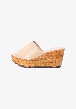 Sandalo wedge in pelle beige con design open toe, sottopiede in sughero texturizzato e suola in gomma marrone, caratterizzato da un'altezza bassa.