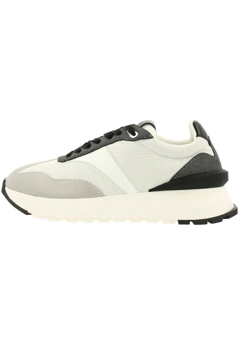 Baskets grises et blanches avec une tige texturée, bout rond, accents noirs et une semelle épaisse blanche, dotées d'un laçage et de détails de logo.