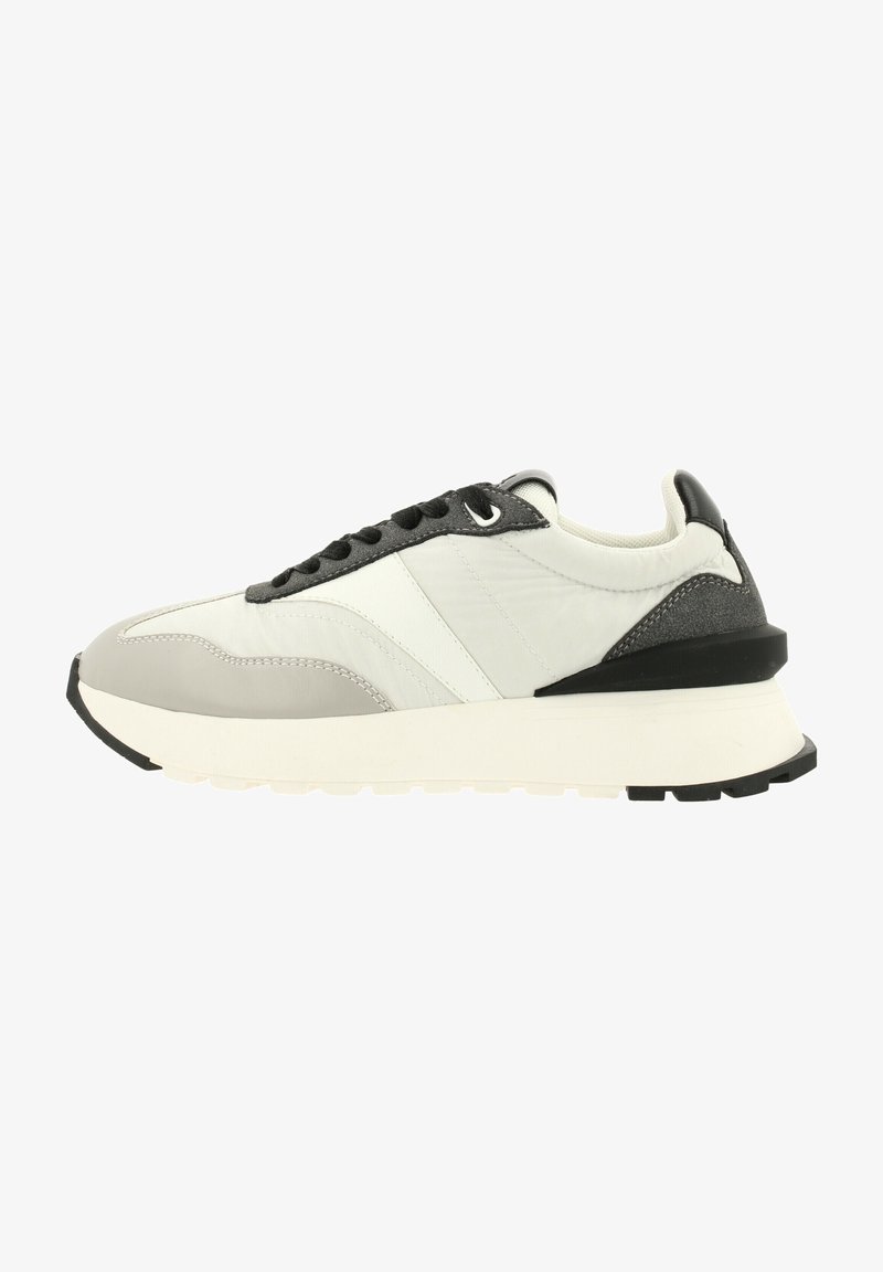 Baskets grises et blanches avec une tige texturée, bout rond, accents noirs et une semelle épaisse blanche, dotées d'un laçage et de détails de logo.