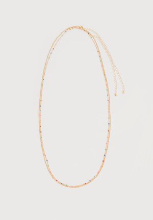 Collier chaîne en or délicat avec de petites perles multicolores réparties uniformément, doté d'un fermoir réglable et d'une chaînette d'extension.