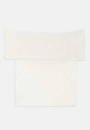 Top s odhalenými rameny vyrobený z jemné bílé pleteniny, s širokým výstřihem a rovným střihem. Hladká textura s minimálními designovými detaily.