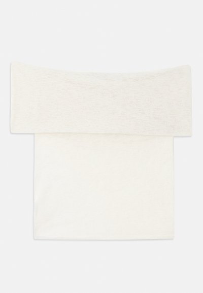 Κοντομάνικο τοπ στους ώμους από μαλακό λευκό νήμα, με φαρδιά λαιμόκοψη και ίσια γραμμή. Μαλακή υφή με ελάχιστες λεπτομέρειες σχεδίασης.