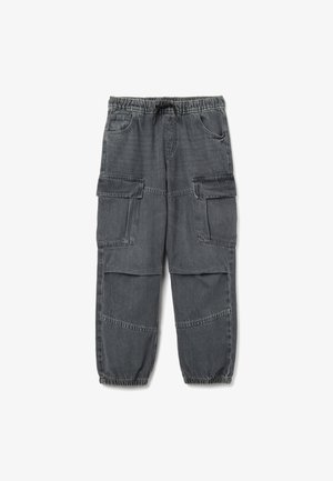 Pantalon cargo gris foncé avec taille élastique et ourlet, grandes poches à rabat sur les cuisses et poches latérales pour les mains.