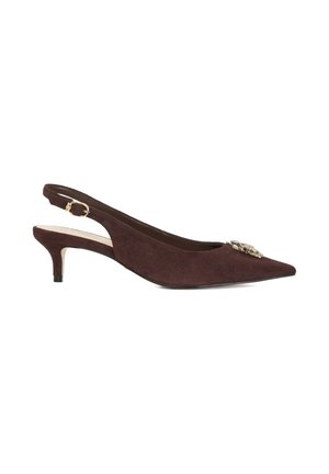 Bruine suède slingback pump met een spitse neus, een kleine hak, en een decoratieve juwelenaccent op de voorkant.