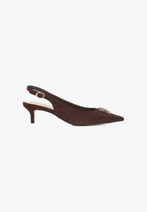Bruine suède slingback pump met een spitse neus, een kleine hak, en een decoratieve juwelenaccent op de voorkant.