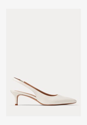 Bijela kožna ženska cipela s remenčićem na peti i niskom zakrivljenom petom, sa špicastim vrhom, prikazana iz profila na bijeloj pozadini.