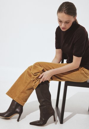 NA-KD, Bottes à talons hauts - dark brown