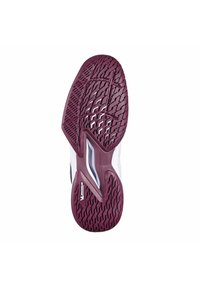 Bordeauxroter Gummischuhsohle mit strukturierten Rillen und Erhebungen für besseren Halt. Verfügt über ein weißes Seitenpaneel und ein glattes, geschwungenes Design.
