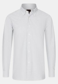 Camicia bianca con fine righe blu, maniche lunghe, colletto standard e bottoni bianchi. Presenta una texture liscia e una vestibilità su misura.