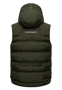 Mörkgrön pufferväst med huva, med horisontell quiltning, en framficka med dragkedja och en orange "STONE HARBOUR"-etikett bak.