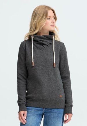 Mørk grå sweatshirt med en høj, cowl-krave, justerbare snore og tætsiddende liv. Lavet af blødt, tekstureret stof med læderdetaljer.