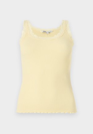 Geribbelde, mouwloze gele tanktop met een gekartelde kantnek en -zoom. Zachte textuur, aansluitend ontwerp en lichtgewicht materiaal.