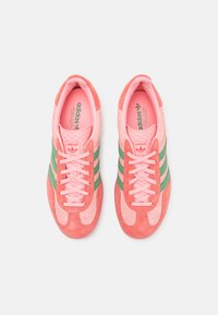 adidas Originals GAZELLE INDOOR - Sneakers basse - pink/green