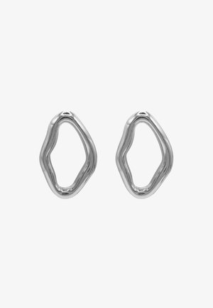 Pendientes de metal plateado con una forma orgánica y alargada, y una superficie lisa y pulida. Presentan bordes irregulares y ondulados para un diseño único.