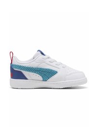 Sneaker bianchi con sovrapposizione in rete blu e accenti rossi. Materiale in pelle liscia con perforazioni sulla punta per la traspirabilità.