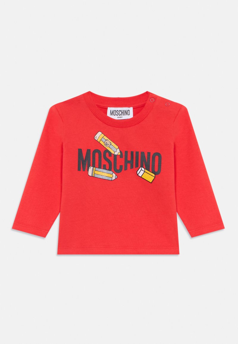 Piros hosszú ujjú póló, sárga és szürke ceruzák grafikus nyomtatásával, valamint a "MOSCHINO" felirattal feketében. Puha pamutból készült.